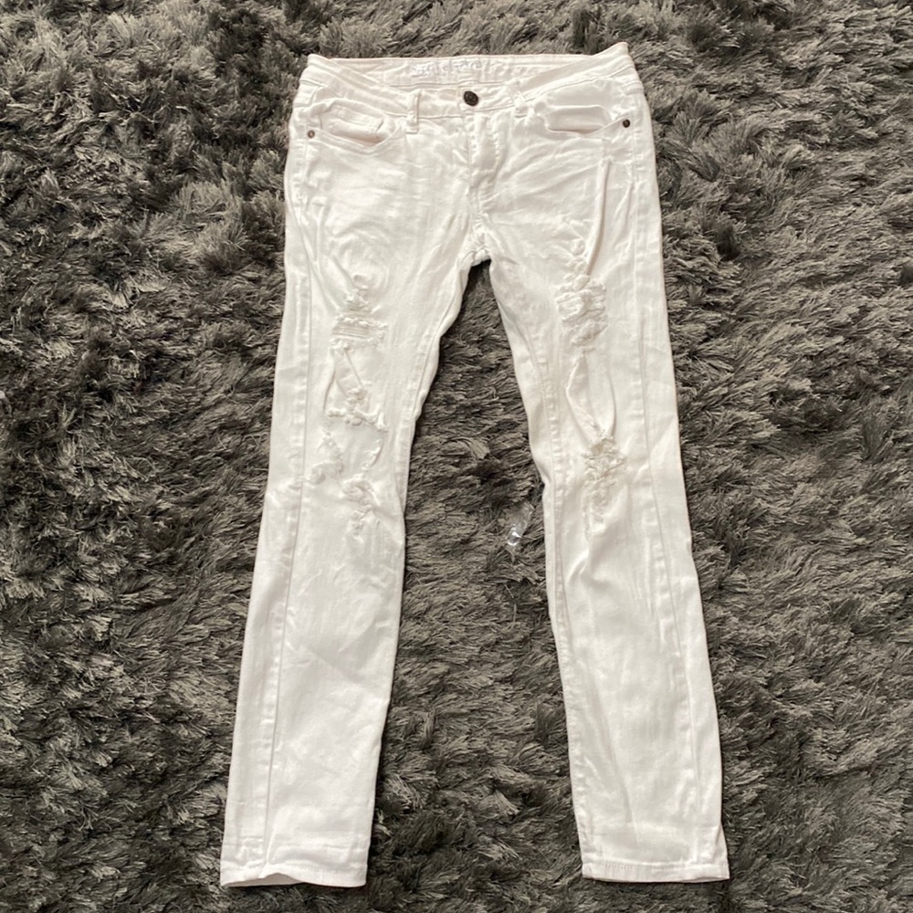 White distressed jeans